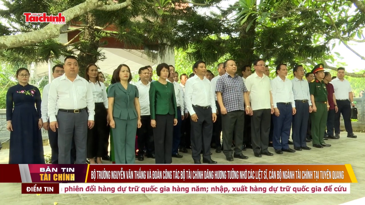 Bộ trưởng Nguyễn Văn Thắng và Đoàn công tác Bộ Tài chính dâng hương tưởng nhớ các liệt sĩ, cán bộ lão thành ngành Tài chính tại Tuyên Quang