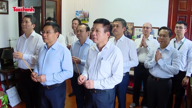 Bộ trưởng Bộ Tài chính Nguyễn Văn Thắng dâng hương cố Thủ tướng Phạm Văn Đồng