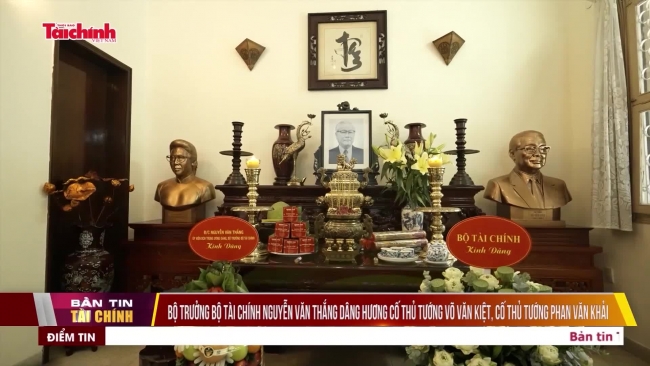 Bộ trưởng Bộ Tài chính Nguyễn Văn Thắng dâng hương cố Thủ tướng Võ Văn Kiệt, cố Thủ tướng Phan Văn Khải